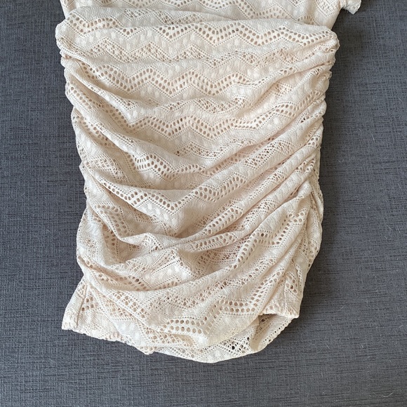 Cream ruched lace t-shirt dress - Picture 2 of 2